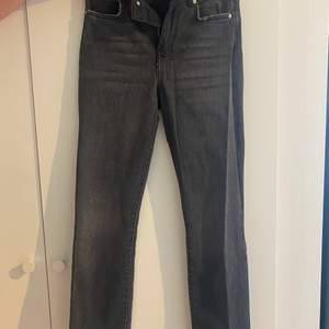Fina mörkgråa jeans i storlek 34, lite kortare i modellen, köparen står för frakten