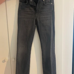 Jeans Gina tricot storlek 34 - Fina mörkgråa jeans i storlek 34, lite kortare i modellen, köparen står för frakten