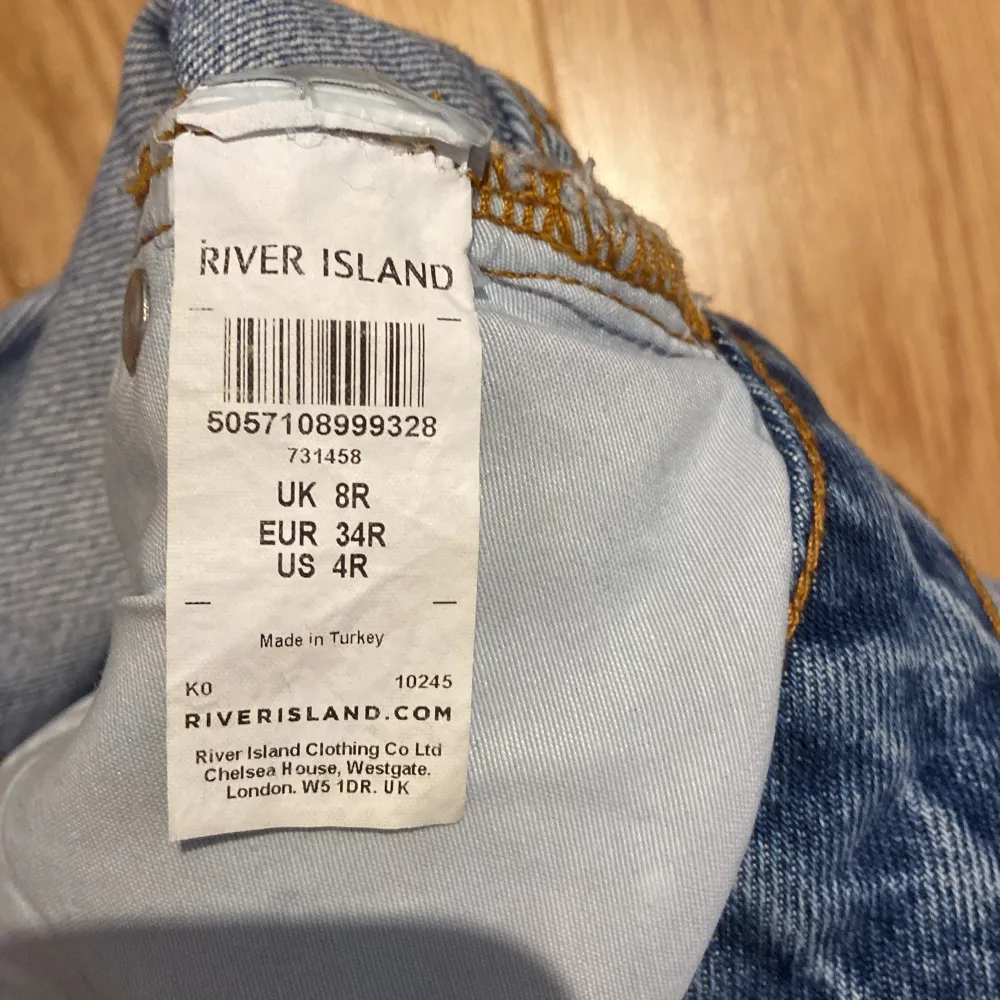Jeans från River Island  Medelhög midja Storlek 34 Pris 100+85kr frakt. Jeans & Byxor.