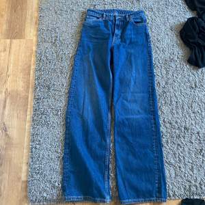 Ett par jeans från monki som aldrig blivit använda. Säljer för 250 kr + frakt i storlek 27 (ordinarie pris 400 kr)