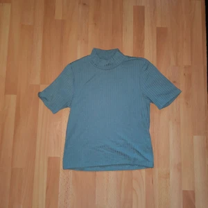 Ribbad tröja - Säljer då den inte används. Har haft den i några år men ser fortfarande fin ut. Ärmarna gå till ungefär halva överarmen. Den funkar till både vår, höst och sommar. Kan posta också om så önskas.