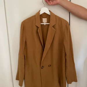 Kavaj - En brun/senapsgul oversized kavaj i brun färg från Hm i strl 34. 