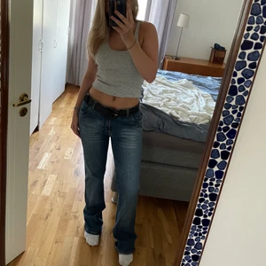 Vintage low rise jeans - Lågmidjade jeans köpta secondhand. Står ingen storlek men passar mig som är 167 och brukar ha 38. Toppenskick! Fraktar spårbart för 57kr💕💕