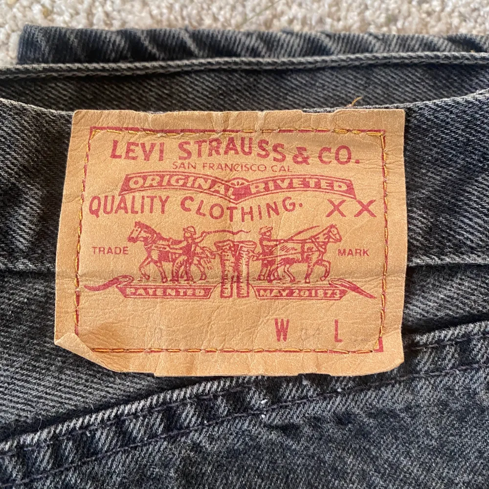 Fina svarta Levis jeans. Vet inte storleken få dom legat i min garderob och siffrorna är utsuddade men några mått är42cm inneben 77 cm benöppning 19,5cm, fråga bara om mer mått💗 köparen står för frakt💗 vid snabb affär kan priset pratas om💞 . Jeans & Byxor.