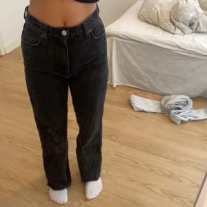 Svarta jeans från zara, dom är i bra skick och säljs eftersom dom inte kommer till någon användning ❤️