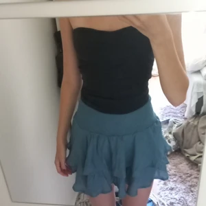 Blå volangtjol - Volangtjol i en jättefin blå färg. Den är oanvänd och i perfekt skick, strl s/36. Möts upp i sthlm🌼⭐