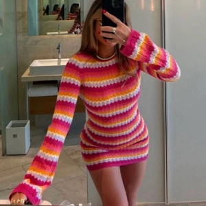 Bershka klänning - Använda inte köpknappen utan skriv ist🤍Säljer denna populära och slutsålda klänningen från Bershka i storlek S då den tyvärr är något stor för mig. Helt ny med prislapp kvar. Lägger upp igen pga oseriös köpare. Den som betalar först är den som får den 🤍