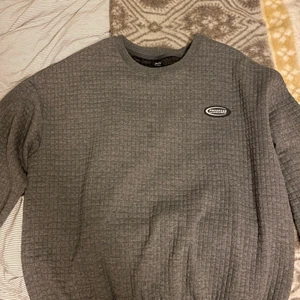 Oversized sweatshirt - Den har nåt rutigt material, mjuk. 