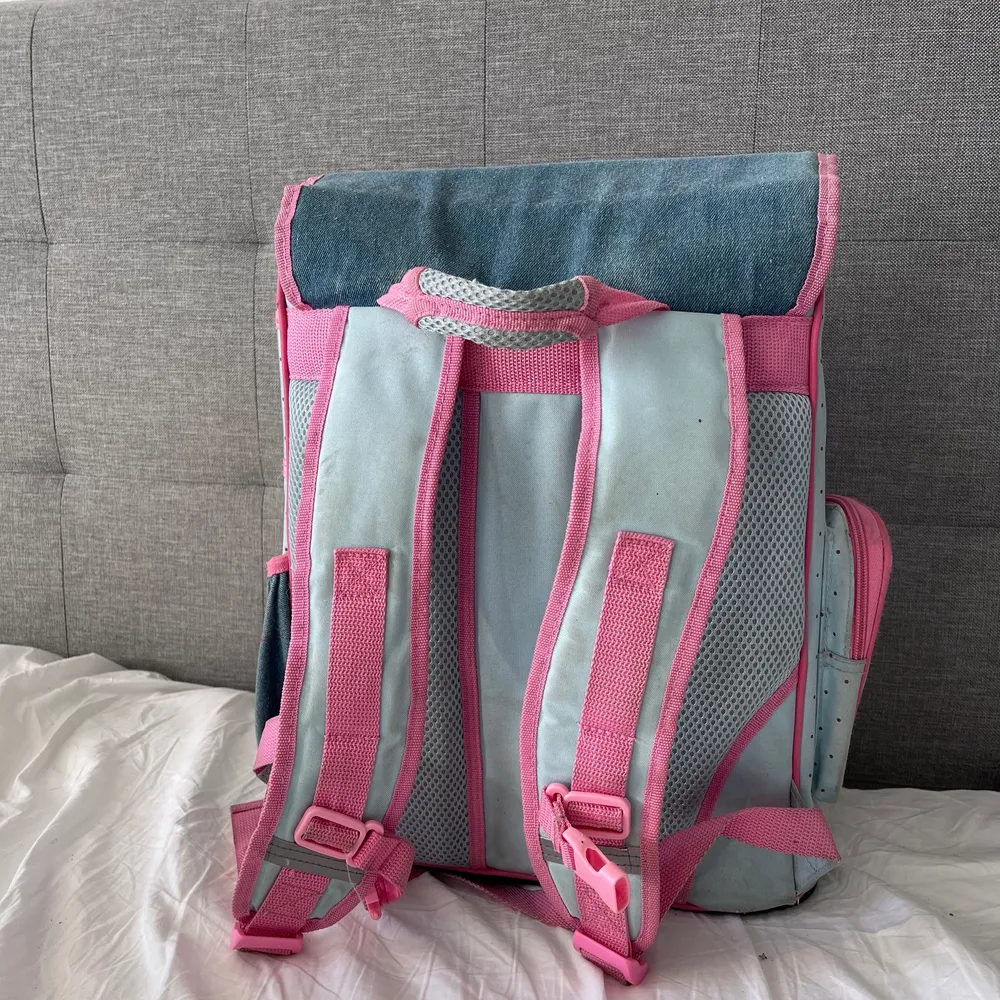 En stor och rymlig Hellokitty ryggsäck. Mångarymliga fack. Ett smidigt matfack där fram, sidofack och två större fack! Bra skick. 💕. Väskor.