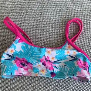 Jätte söt bikini överdel i stl 110-116