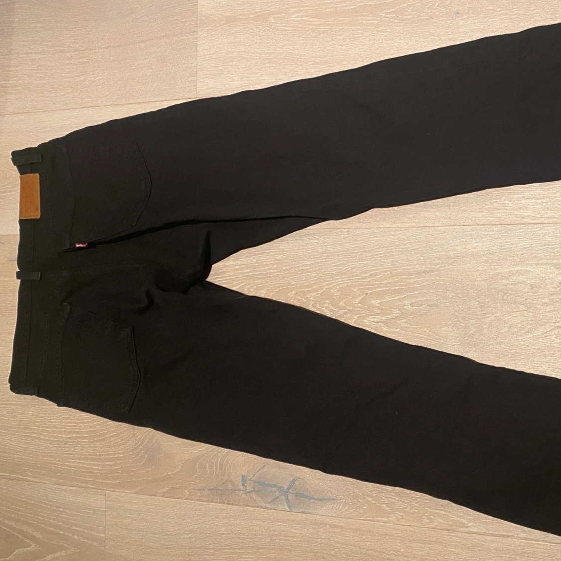 Ett par svarta Levi’s Jeans  - 90