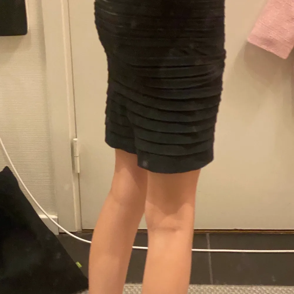 Jag säljer en fin, knappt använd svart tajt kjol i mycket bra skick 🤍  Hör av dig om du har nån fråga 👍🏻 35kr+Frakt. Kjolar.