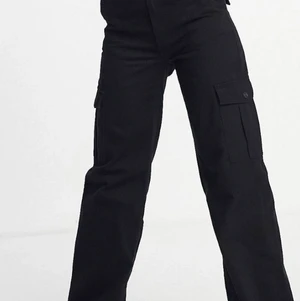 Cargo byxor - Från PULL&BEAR helt nya köpt för ca 2 veckor sedan, dj använda bara provat dom stl 34. Finns i Södra Sthlm 