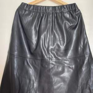 Carin Wester Leather imitation a-line skirt. Elastic waist. Pockets on both sides. Excellent condition. Midi length. 