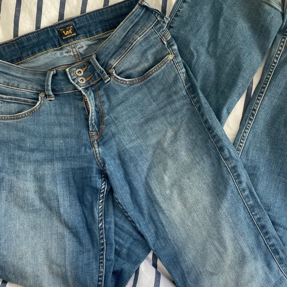 Säljer dessa jättesnygga lågmidjade jeans ifrån Lee då jag har ett par liknande och dem kommer inte till använding!💗 dem e jättesköna och långa i benen och är typ bootcut byxor skulle jag säga😊 skriv för fler bilder!. Jeans & Byxor.