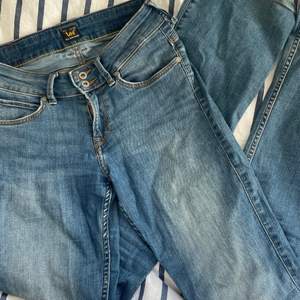 Säljer dessa jättesnygga lågmidjade jeans ifrån Lee då jag har ett par liknande och dem kommer inte till använding!💗 dem e jättesköna och långa i benen och är typ bootcut byxor skulle jag säga😊 skriv för fler bilder!