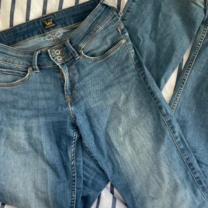 Lee jeans - Säljer dessa jättesnygga lågmidjade jeans ifrån Lee då jag har ett par liknande och dem kommer inte till använding!💗 dem e jättesköna och långa i benen och är typ bootcut byxor skulle jag säga😊 skriv för fler bilder!