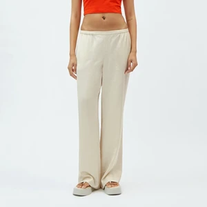 Satinbyxor Weekday - Så snygga lågmidjade satinbyxor från weekday! Oanvända med prislappen kvar, slutsålda på weekdays hemsida 