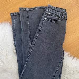 Säljer dessa svarta högmidjade jeans från Cubus. Strl xs, är 165 och de sitter super bra. Står att de är wide men tycker d sitter mer som straight. Knäpps med dragkedja. Super fint skick!💕 skriv i dm vid intresse. Köparen står för frakten💖