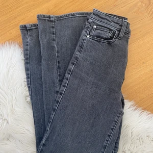 Jeans från Cubus - Säljer dessa svarta högmidjade jeans från Cubus. Strl xs, är 165 och de sitter super bra. Står att de är wide men tycker d sitter mer som straight. Knäpps med dragkedja. Super fint skick!💕 skriv i dm vid intresse. Köparen står för frakten💖