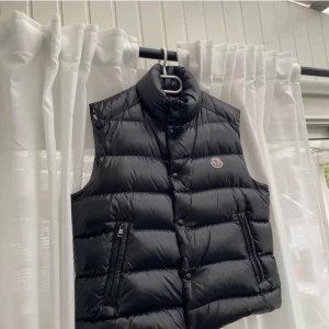 Moncler Tib - Tja ! Säljer nu min moncler väst då den bara ligger och samlar damm.  Storlek 3   Skick 8/10  Äkta, Fler bilder kan lösas.