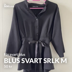 Svart blus - Liten i storleken passar den som har S och m 