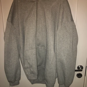 set av 2 hoodies - Bra skick båda! den ena är calvin klein och den andra är en vanlig zip hoodie