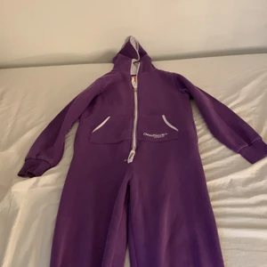 Jag säljer min one piece  - Jag säljer den för jag har växt ur den, den är en fin lila färg och är i ett jätte fint skick. Rymliga fickor och en luva. Frakt ingår inte!! Frakten kostar 40 SEK 