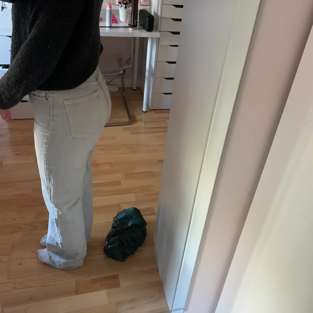 Säljer nu mina fantastiska gråa högmidjade jeans från zara som tyvärr blivit för små. Storlek 34, nypris 400kr💞 (köparen står för frakten). Jeans & Byxor.