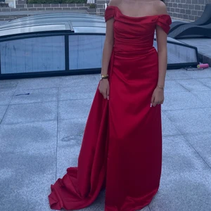 Klänning röd  - Fest klänning som kan användas till bal, bröllop eller andra festligheter. Använd endast en gång. 