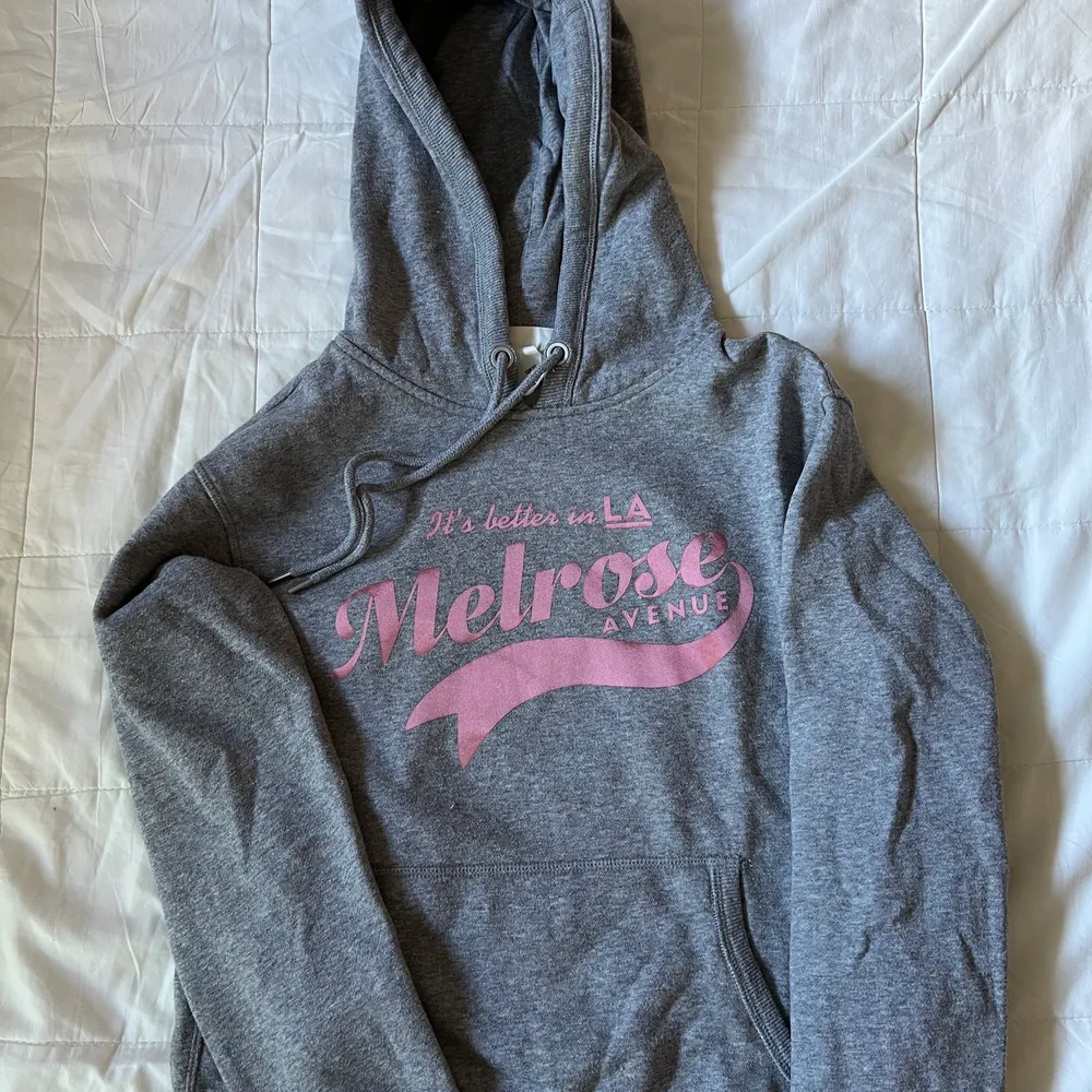 Grå hoodie med rosa text från H&M. . Hoodies.