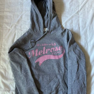 H&M Hoodie - Grå hoodie med rosa text från H&M. 