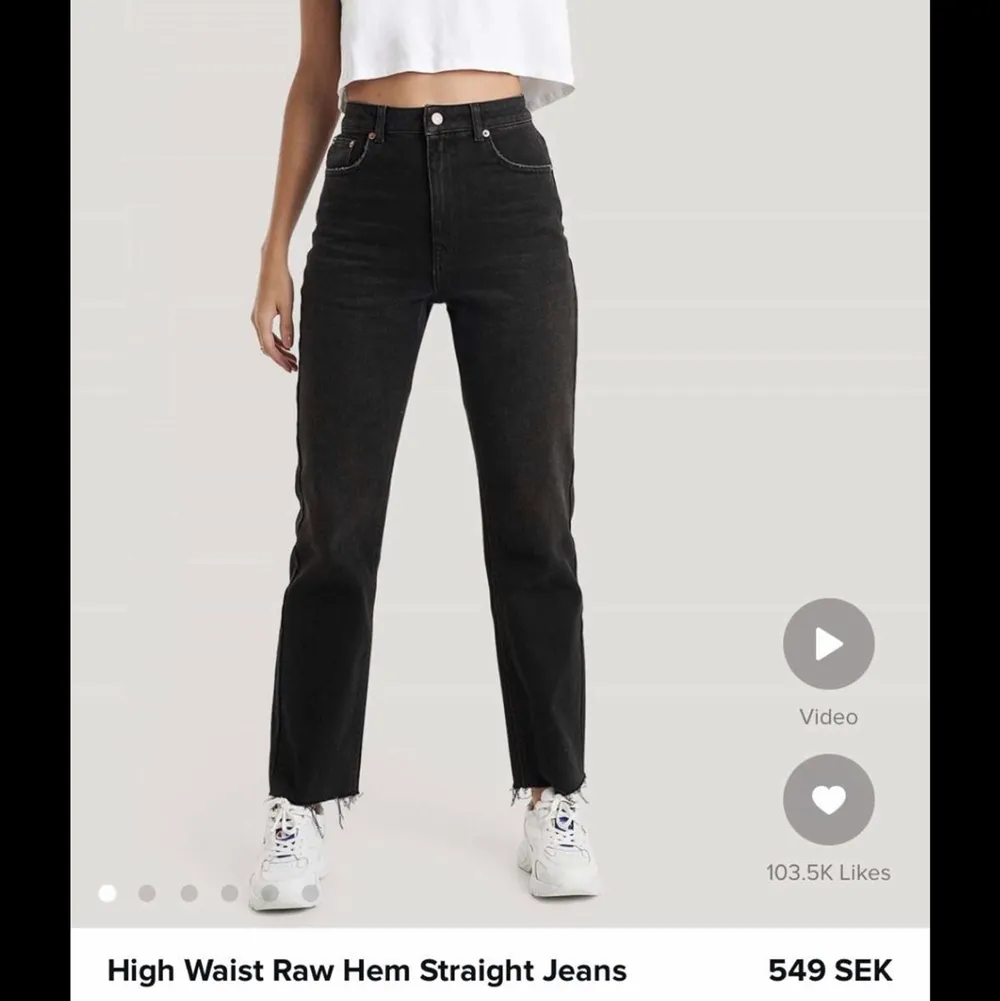 Fina svarta jeans från nakd i storlek 34. Inte mycket använda och därmed i fint skick. Köptes för 549 på nakd. Köparen står för frakten och skickar gärna fler bilder privat!💕. Jeans & Byxor.