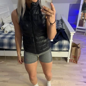 Väst  - Kollar intresset på denna skit snygga väst men inte bestämt mig än! Tänker pris på 150😊 storleken är 164 Men passar mig som har xs/s💕