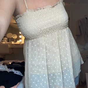 Prickig topp - Prickig söt topp/klänning, aldrig använd, storlek S 