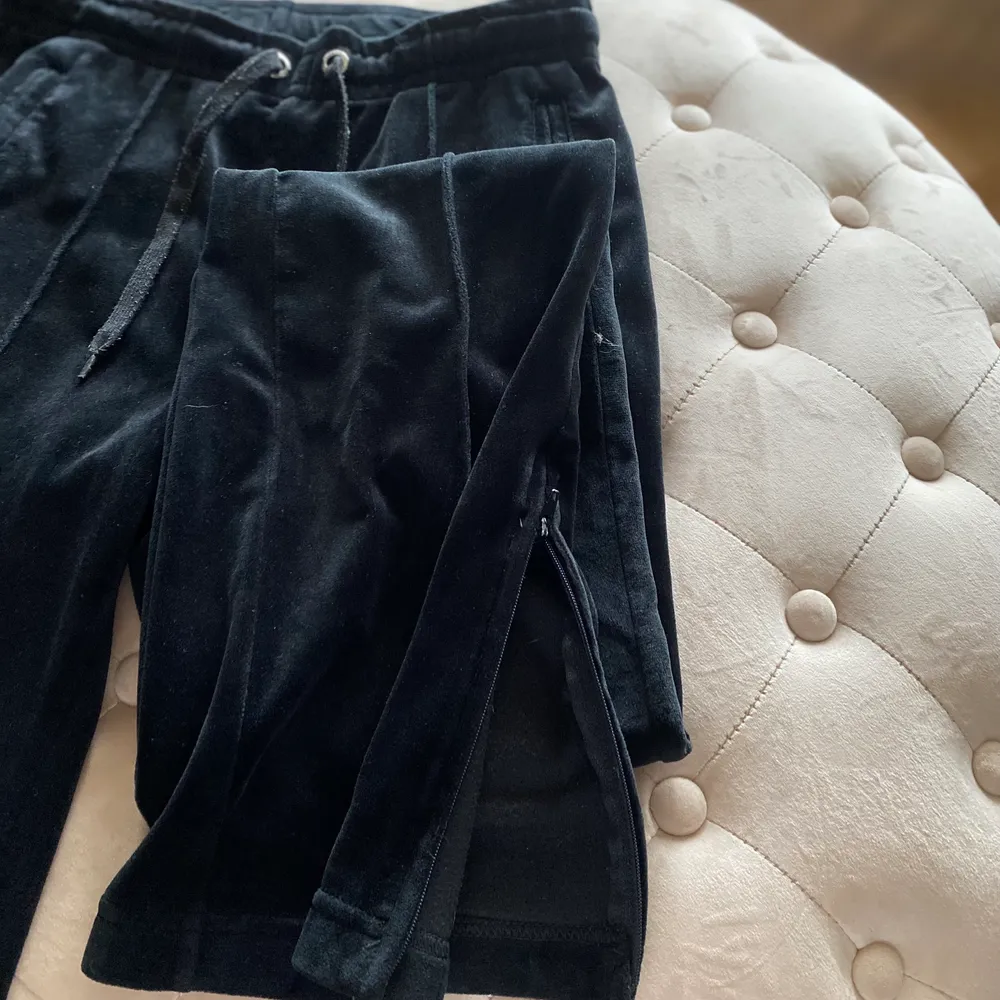 Svara juicy byxor med slits   Frakt tillkommer 🌸. Jeans & Byxor.