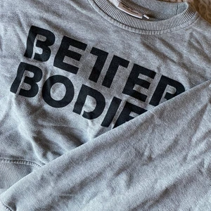 Better Bodies Chelsea Cropped Sweatshirt - Croppad sweater från Better Bodies i camo-mönster! Oversized! Använd max 2ggr så väldigt bra skick😄 Ordinarie pris 399kr!