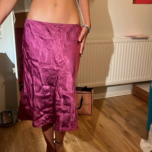 Kjol - En jätte härlig satin kjol med resorband i midjan som man kan spänna som man vill. kan även användas som en bandou klänning, möts upp och fraktar!