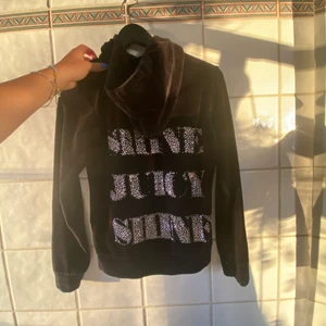 Juicy kofta - En underbar Juicy-kofta i barnstorlek L, passar XS/S! Saknar några paljetter,och snöret⭐️ Hör av er vid frågor💙