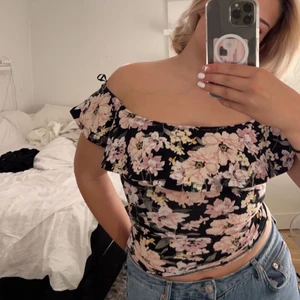topp - Säljer denna fina toppen, använd ett fåtal gånger och i fint skick🌸💕
