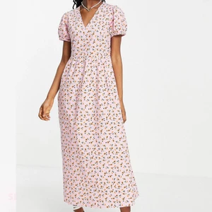 Klännin - Superfin blommig maxiklänning med puffärmar och hellång kjol. Aldrig använd