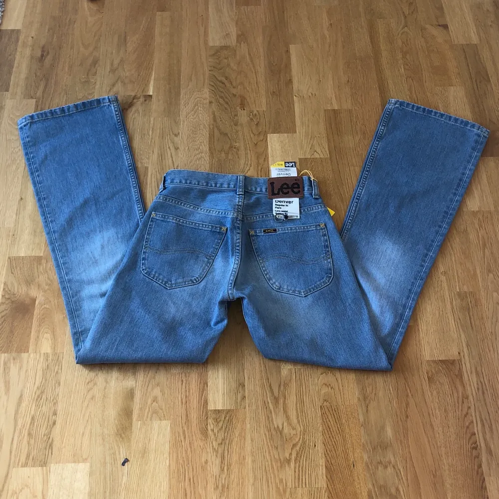  Säljer dessa helt nya lowwaist bootcut/flare jeansen från Lee i storlek 26/32. Prislappen är fortfarande på och de är ljusblåa! Verkligen superfina. Skriv vid frågor osv. . Jeans & Byxor.
