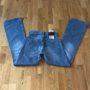 Helt nya lowwaist Lee Jeans! -  Säljer dessa helt nya lowwaist bootcut/flare jeansen från Lee i storlek 26/32. Prislappen är fortfarande på och de är ljusblåa! Verkligen superfina. Skriv vid frågor osv. 
