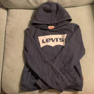 Säljer min Lewis hoodie då den är för liten. Säljer den för 160kr. Skick 9/10. Strlk 12 år.