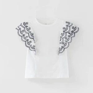 Volangtopp - Säljer denna volangtopp från zara med broderier på ärmarna 