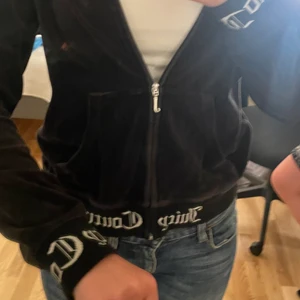 Juicy Coutore  - Jag säljer den här snygga juicy koftan som har silver detaljer och där det står juicy coutore vid armarna, där bak och där fram❤️är i storlek M men skulle säga att den är mycket mer som en S