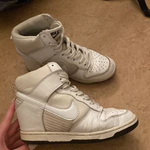 Nike skor - Tänkte kolla om de är någon som är intresserad av mina coola nike skor med inbyggd klack! Vet ej vad det är för storlek men jag har vanligtvis 38 och dom passar mig även om dom är lite trånga💕 dom är ganska använda men är säker på att man kan få de finare