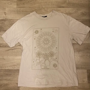 Bikbok oversized t-shirt med tryck - Oversized t-shirt i stl xs (mer som en stl m) 