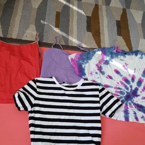 Olika toppar - Några olika toppar som jag säljer för 15 kr st och 50kr för alla. Den röda är från björn borg, den lila från kappahl, t- shirten från beyond retro och den randiga från zara.