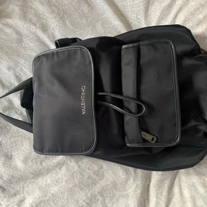 Valentino ryggsäck  - Ryggsäcken är knappt använd! Säljer den för att jag har för många väskor 🌸